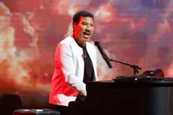 Lionel Richie mỉa mai tour diễn chung của Usher và Chris Brown