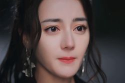 Địch Lệ Nhiệt Ba đang bị đe dọa vị thế?
