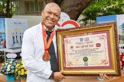 Nguyễn &Aacute; ra mắt hai s&aacute;ch ảnh, kể chuyện biển đảo v&agrave; 17 di sản văn h&oacute;a