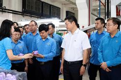 Đoàn cán bộ Công đoàn chủ chốt khảo sát thực tế tại Công ty Cayi Technology Việt Nam