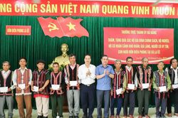 Lãnh đạo thành phố trao quà hộ nghèo, con nuôi biên phòng tại xã La Êê, La Dêê