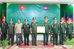 Đại tá Võ Thành Danh đón nhận Huân chương Hữu nghị hạng Thibdin của Vương quốc Campuchia