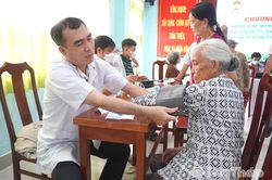 Xã Mỹ An Hưng: Khám bệnh, cấp thuốc miễn phí