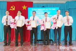 Xã Tân Thới: Công bố các quyết định sắp xếp trường học và công tác cán bộ