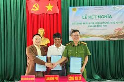 Công an xã Ayun và Bệnh viện Mắt Cao Nguyên kết nghĩa với làng Bông Pim