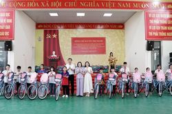 Phó Chủ tịch Quốc hội Nguyễn Thị Thanh tặng quà học sinh có hoàn cảnh khó khăn vượt khó tại Lạng Sơn