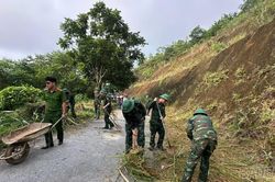 Ấm áp tình quân dân trong chương trình “Ngày cuối tuần cùng dân” tại xã Yên Bình