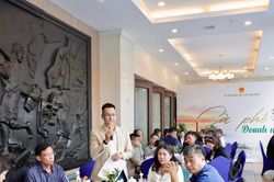 Góc nhìn khác từ 'Cà phê doanh nhân'