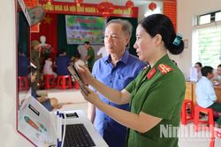 Phường Phủ Lý đưa dịch vụ hành chính công lưu động đến gần người dân