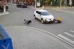 Cùng phóng nhanh qua giao lộ, ô tô húc bay người đi xe máy