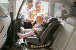 Tài xế ô tô chở trẻ em không có ghế an toàn từ 15/8 bị phạt cảnh cáo thay phạt tiền