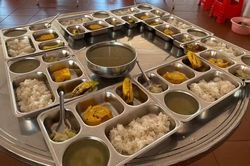 Thủ tướng chỉ đạo công khai hình ảnh khay ăn thực tế của học sinh, xử nghiêm hành vi cắt xén