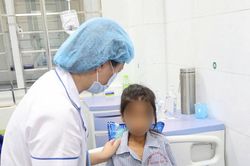 Đau bụng quặn từng cơn, bé gái phát hiện hơn 200 con giun trong ruột