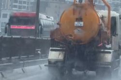 Xử phạt l&aacute;i xe bồn để nước thải chảy xuống đường