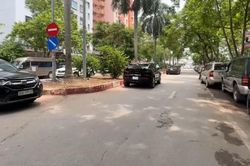 Xử phạt nhiều ô tô đỗ sai quy định trong khu dân cư
