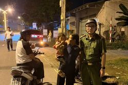 Phát hiện cháu bé 5 tuổi đi một mình trong đêm, công an lập tức vào cuộc