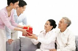 Báo hiếu thời hiện đại: Khi yêu thương không thể đo bằng tiền