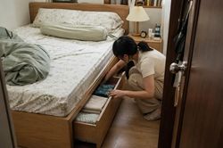 Tưởng mua giường có ngăn kéo là lời, dùng lâu mới thấy những bất tiện này