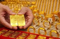 Gi&aacute; v&agrave;ng h&ocirc;m nay 15/8: Thế giới tăng, trong nước giảm một triệu đồng mỗi lượng