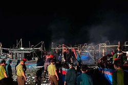 5 tàu cá bốc cháy ngùn ngụt lúc rạng sáng, thiệt hại 6 tỷ đồng