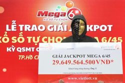 Mua vé số bán dạo, người đàn ông ở TP.HCM trúng độc đắc gần 30 tỷ đồng