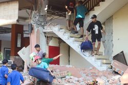 Động đất 7,7 độ rung chuyển Indonesia, ít nhất 20 người thiệt mạng