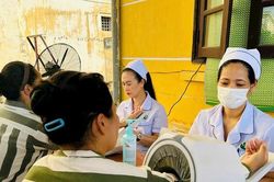 Khám sức khỏe, tặng quà cho hơn 300 nữ phạm nhân Trại giam Thanh Xuân