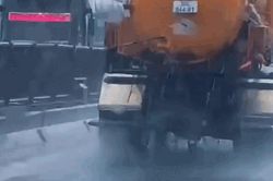 Hà Nội: Tài xế xe bồn để nước thải chảy tràn trên đường Vành đai 3 trên cao bị xử phạt