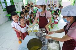 Bữa ăn học đường phải chú trọng đến phát triển chiều cao cho trẻ