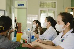 Bác sĩ khám tình nguyện cho dân đảo