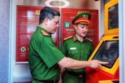 C&oacute; g&igrave; trong 'Trạm Cảnh s&aacute;t th&ocirc;ng minh' vừa xuất hiện b&ecirc;n hồ Ho&agrave;n Kiếm?