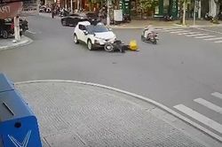 Shipper bị taxi tông bay lên không, cú 'hạ cánh' khiến ai cũng thót tim