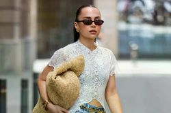 Tham khảo công thức phối đồ với các kiểu blouse trắng được stylist tin tưởng