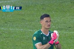 Va chạm ngoài vòng cấm với cầu thủ Malaysia, vì sao Lê Giang Patrik được xóa thẻ đỏ?