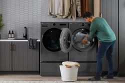 Lý do quần áo lấy từ máy sấy có mùi khó chịu
