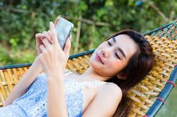 Vì sao cầm điện thoại lên xem là khó bỏ xuống được?