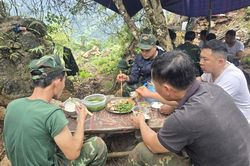 Bữa cơm đơn sơ giữa rừng của những chiến sĩ tìm kiếm, quy tập hài cốt liệt sĩ