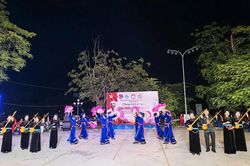 Tiếng Then ngân vang trên phố đi bộ Minh Xuân