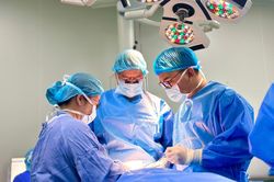 Bé trai 26 tháng tuổi bị chó nhà cắn nát vùng mặt, tổn thương sát động mạch cảnh