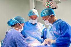 Nối lại thần kinh và phục hồi gương mặt bé trai 26 tháng tuổi sau vụ chó tấn công