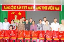 Trao quà gia đình chính sách, hộ nghèo khu vực biên giới biển Vĩnh Long
