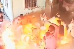[Video] 2 người bị bỏng nặng do nổ bình gas mini tại Cà Mau