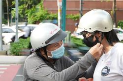 Chân trời dựng lên từ tấm lưng cong