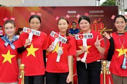 Hàng ngàn bạn trẻ tại TPHCM xếp hàng nhận vé 'Concert Quốc gia: Tổ quốc trong tim'
