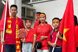 Kiều bào và người hâm mộ chờ chiến thắng của đội tuyển Việt Nam