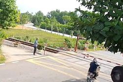 [VIDEO] Xe máy tông vào gác chắn đường sắt, một cụ ông tử vong