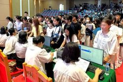 Gần 3.000 tân sinh viên Trường Đại học Hùng Vương làm thủ tục nhập học