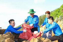 Thanh niên làm sạch bãi biển, trao cờ Tổ quốc cho ngư dân