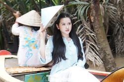 'Nàng thơ' diện áo bà ba, đi xuồng ba lá dưới bóng dừa
