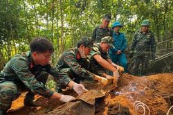 Cất bốc hai phần mộ liệt sĩ công binh tại Lào Cai